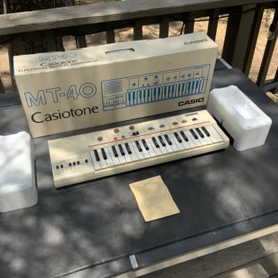 Casio MT-40 Casiotone 37-Key Synthesizer With Box Like New