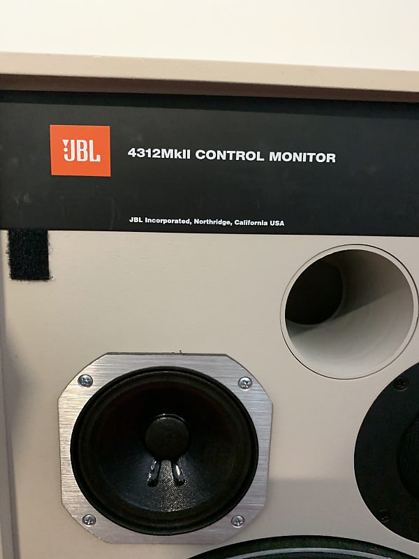 Legendäry: JBL 4312 MkII, weiss-grau, der absolut lineare Studio