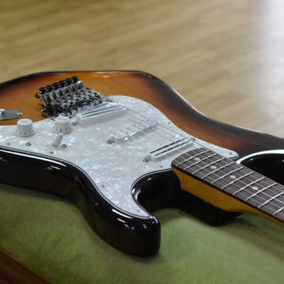 Fender Artist Dave Murray Stratocaster 2-Colour Sunburst Electric Guitar & Deluxe Gig Bag B Stock image 8