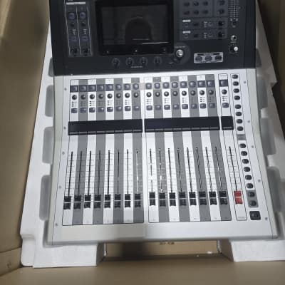 Yamaha TF1 40 Input Digital Mixing Console 2015 - Present - Grey / Black