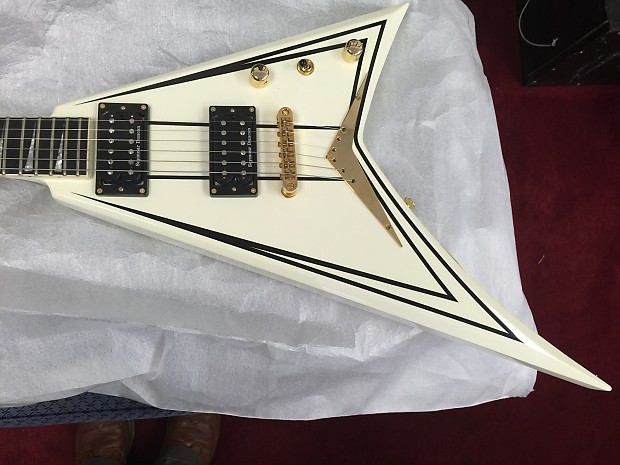 Jackson Pro Series Rhoads RRT-3 Ivory with Black Pinstripes