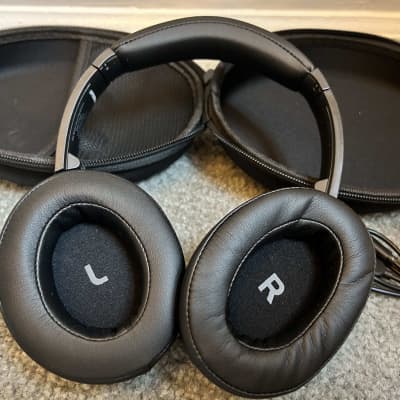 TaoTronics Active Noise Canceling Over Ear Wireless Headphones 2020 - Black image 2