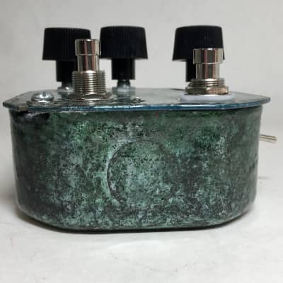 Speebtone DELUXE Bastard Son of Harmonic Jerk-u-Lator Fuzz/Distortion with Voltage Starve, Fat Boost, Feedback/Oscillation, and Momentary On/Off Stutter 2023 - Green Man of the Woods Gloss image 9