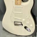 Fender Standard Stratocaster with Maple Fretboard 2006 - 2017 - Arctic White
