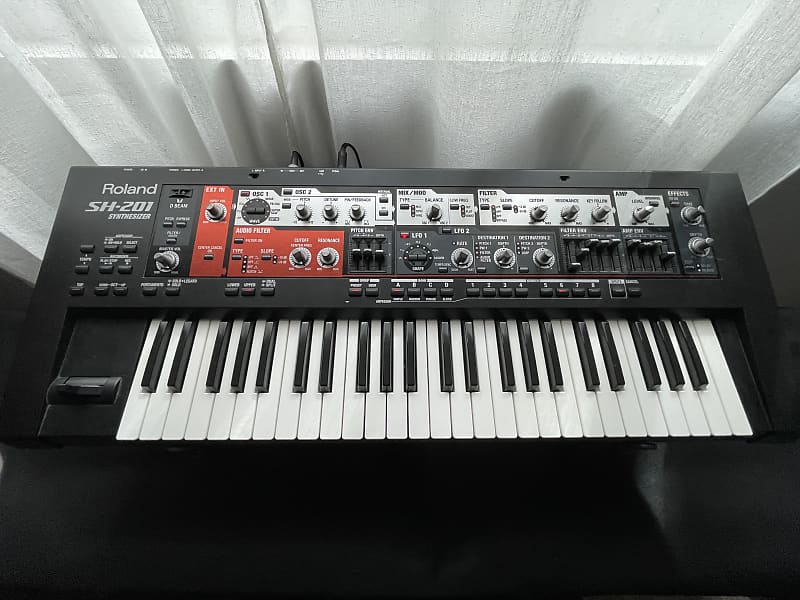 Roland SH-201 Synthesizer Mint Used Condition + dust cover and gig bag