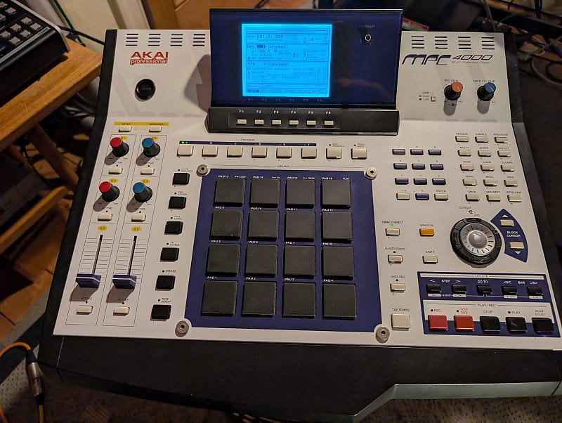 AKAI MPC4000 マルチトラックレコーダー Professional 伝説の名機で作る！Akai MPC4000によるビートメイク | トラック