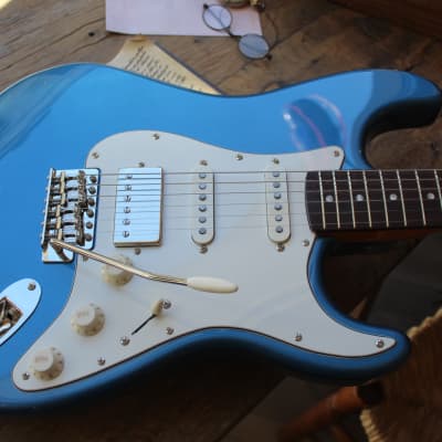 SQUIER Limited Edition Classic Vibe™ '60s Stratocaster HSS, Laurel Fingerboard, Parchment Pickguard, Matching Headstock, Lake Placid Blue, 4, 02 KG imagen 3