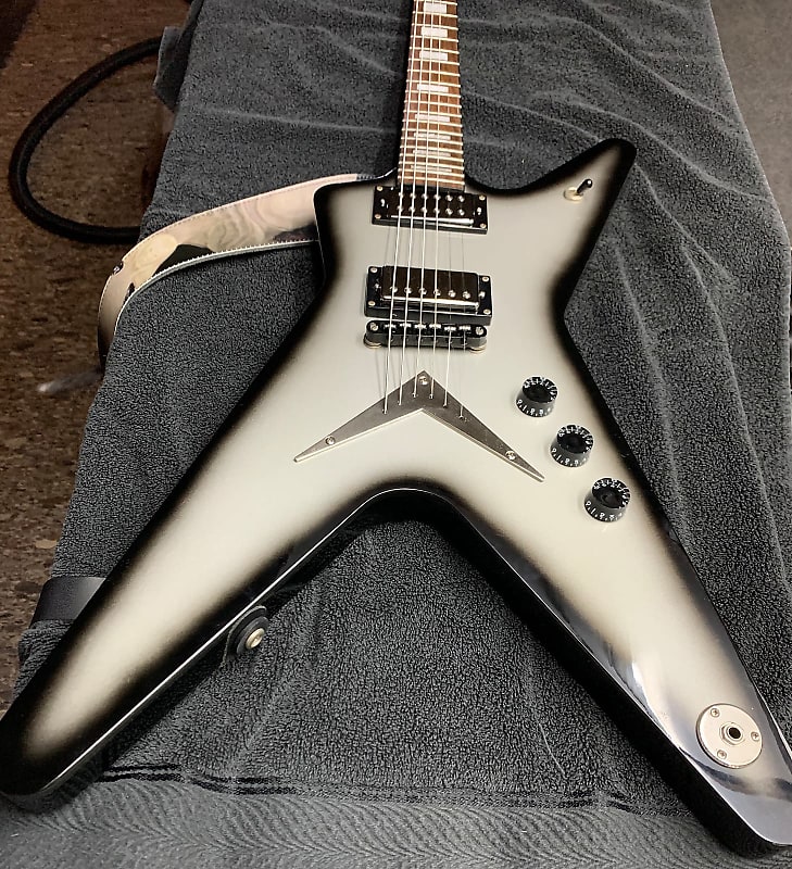 Dean ML 79 2002 - Silver Burst with Seymour Duncan JB Tb 4 Dean ML 79 2002 - Silver Burst with Seymour Duncan JB Tb 4
