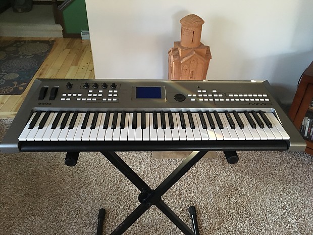 YAMAHA MM6 61-Key Keyboard Synthesizer Workstation with Power Supply and  Gig Bag