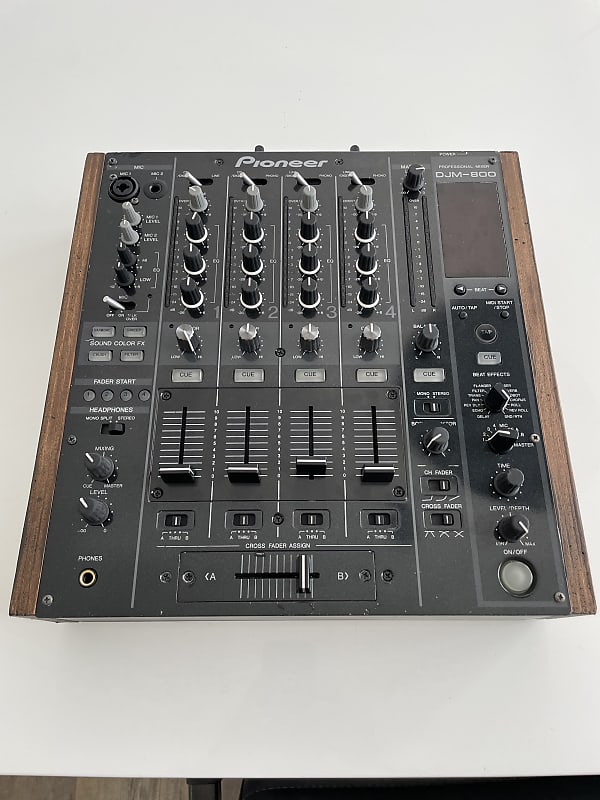 Pioneer DJM-800 professional 4-channel DJ mixer with beat