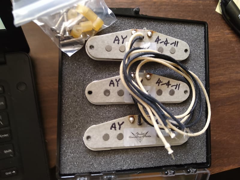 Abigail Ybarra signed Fender Custom Shop '69 Stratocaster Pickup Set Abby ' AY' 1969 RI Pickups Work perfect Luthier parts for project dated April 2011  | Reverb Brazil