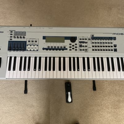Yamaha MO 6 Production Synthesizer 2000s - Gray