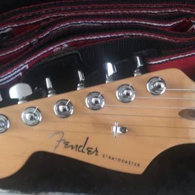 L/H 2004 Fender USA de luxe Stratocaster, mint condition, great guitar. image 3