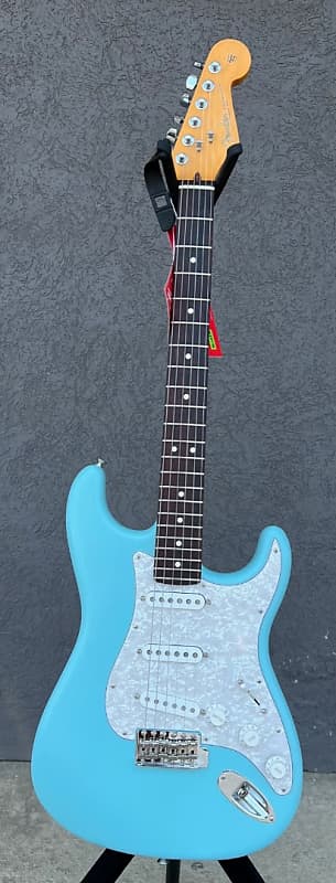 未使用に近いです　Fender Stratocaster コリーウォンサイン入り Fender Cory Wong Stratocaster Sapphire Blue Transparent
