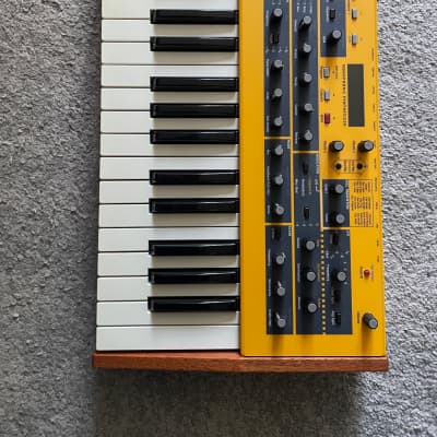 Dave Smith Instruments Mopho 32-Key Monophonic Synthesizer 2011 - 2016 - Yellow with Wood Sides