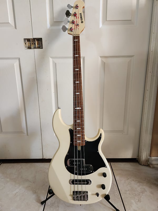 Yamaha BB414X - Bass Guitar/ White