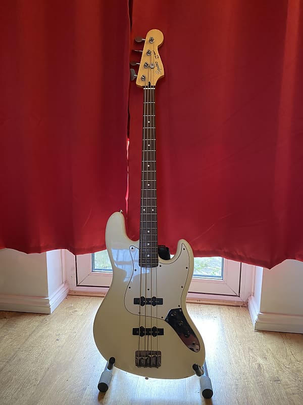 Squier Jazz Bass. 1990/91 Made in Japan. White/Rosewood/Tort