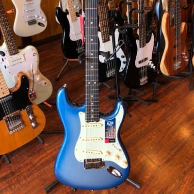 男性に人気！ Fender American Elite Stratocaster - Sky Blue Burst Metallic ギター