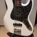 Squier Classic Vibe '60s Jazz Bass with Rosewood Fretboard 2010s Olympic White