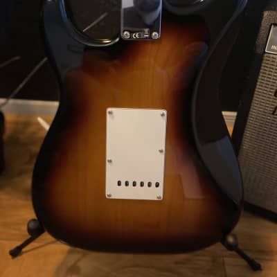 Fender  Stratocaster Standard MIM  2015 Sunburst image 4