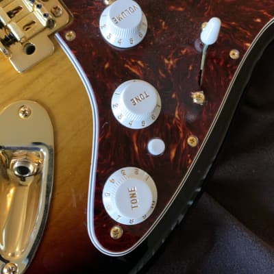 Fender Stratocaster Deluxe Players Loaded Body Vintage Noiseless Pickups 3 Tone Sunburst image 7