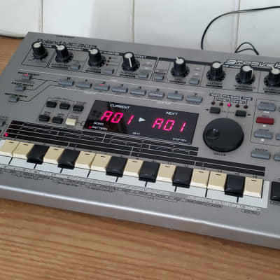 Roland MC-303 Groovebox 1990 - 1998 - Silver