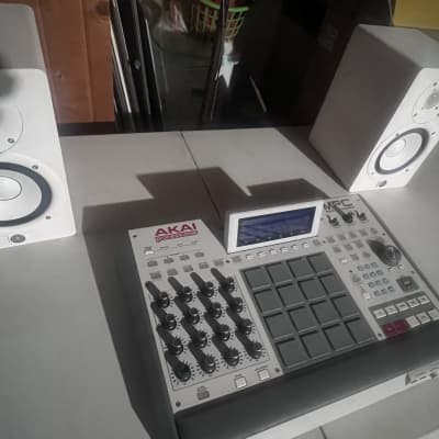 Akai MPC Renaissance Groove Production Studio 2012 - 2019 - Grey image 1