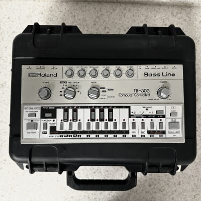 Roland TB-303 Bassline Original No Mods with Extras