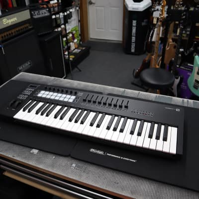 Novation Launchkey 49 (MK3) - Keyboard MIDI Controller - 2020 - Black