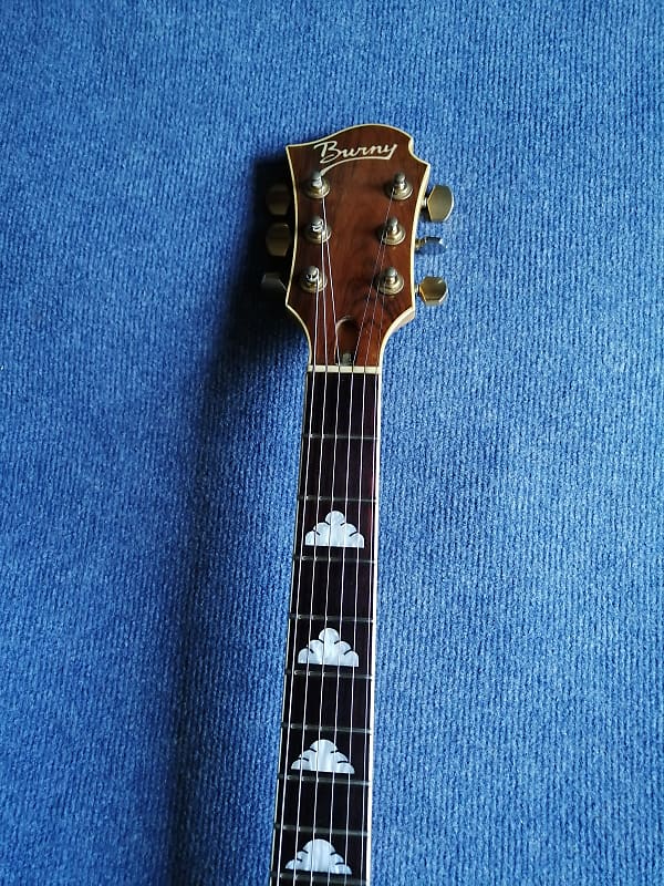 Burny Mocking Bird MG-85X (Hide X Japan - Cherry Sunburst Burny Mocking Bird MG-85X (Hide X Japan - Cherry Sunburst