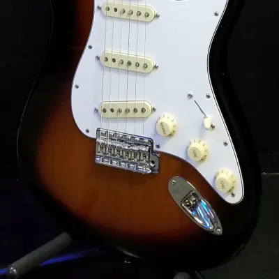 Fender Jimi Hendrix Stratocaster 3-Tone Sunburst w/FREE Pro Set up image 2