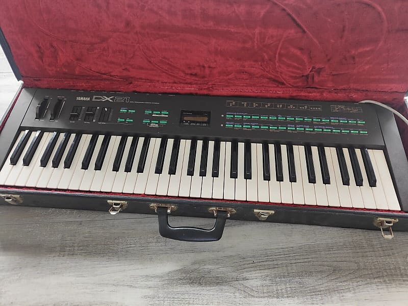 Yamaha DX21 Keyboard Synthesizer w/Case image 1