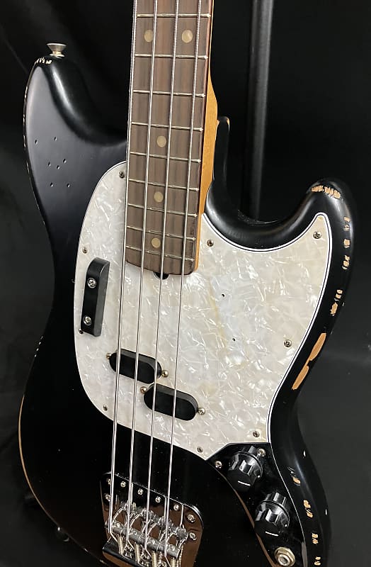 Fender JMJ Road Worn Mustang Bass 4-String Bass Guitar Faded Fender JMJ Road Worn Mustang Bass 4-String Bass Guitar Faded