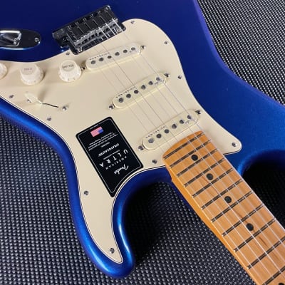 Fender American Ultra Stratocaster, Maple Fingerboard- Cobra Blue (US21021721) image 4