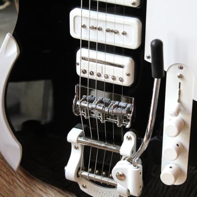 FENDER "Jack White Triplecaster, Maple Fingerboard, Black" HARDCASE image 3