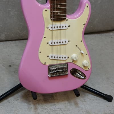 Squier by Fender MINI Strat Stratocaster electric guitar in Squier by Fender MINI Strat Stratocaster electric guitar in
