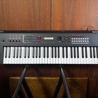 Yamaha MX61 61-Key Digital Synthesizer w/ gig bag