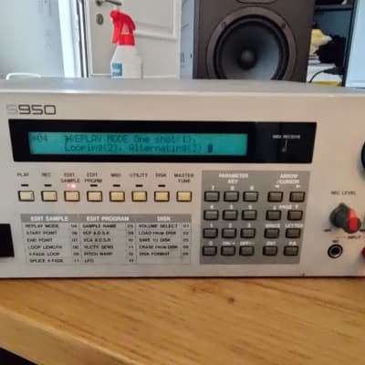 Akai S950 MIDI Digital Sampler 1988 - White