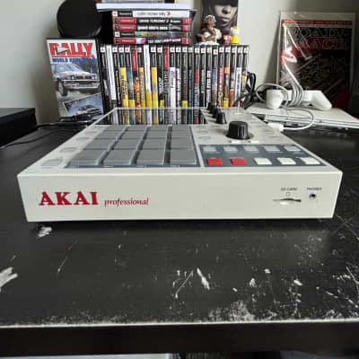 Akai MPC One Standalone MIDI Sequencer Retro Edition 2021 - Present - Grey image 4