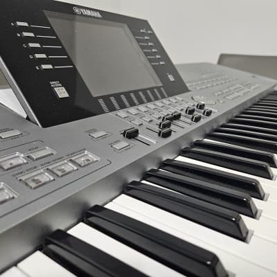 Yamaha Tyros5 76-Key Arranger Workstation Keyboard - Silver