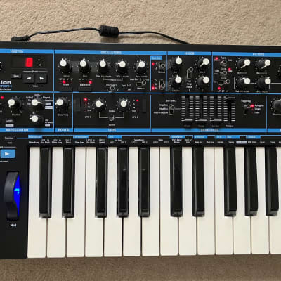 Novation Bass Station II 25-Key Monophonic Synthesizer 2013 - Present - Black