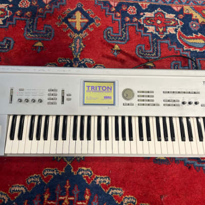 Korg Triton 61-Key 62-Voice Polyphonic Workstation 1999 - 2000 - Silver