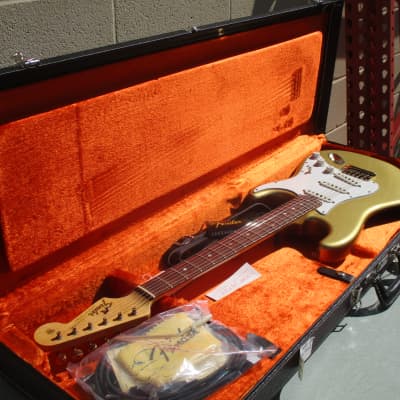 Fender Custom Shop 50th Anniversary 65 Stratocaster in Gold Metallic Relic 2004 image 4