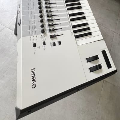 Yamaha Motif XF 7 Production Synthesizer White mint condition