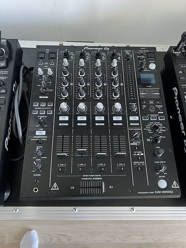 Pioneer DJM-900NXS2 4-channel DJ Mixer with Effects 2022 - Black image 1