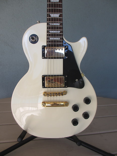 Epiphone Limited Edition 2009 Les Paul Studio Deluxe in Alpine White.