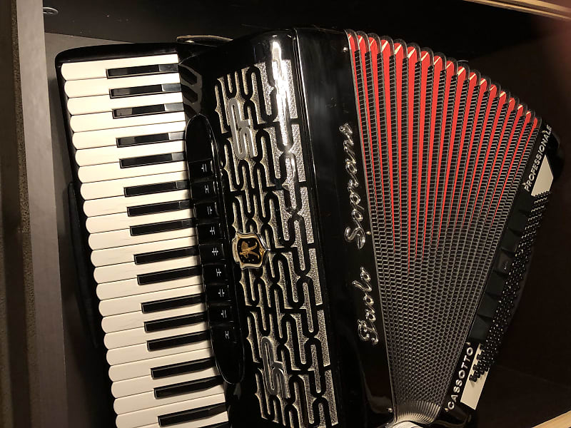 Accordion Paolo Soprani Cassotto 9 Register 4 choirs with case image 1