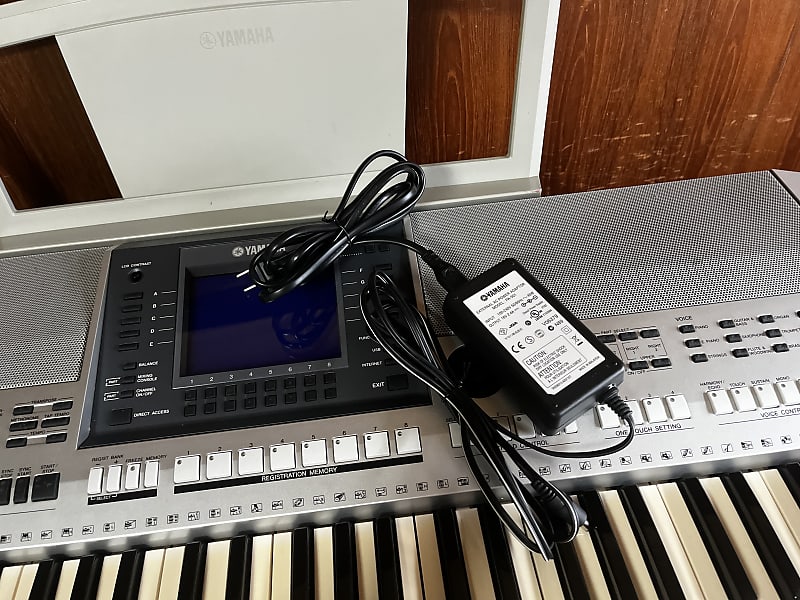 YAMAHA PSR-S700 MegaVoice Technology, 16-Track Sequencer and YAMAHA PSR-S700 MegaVoice Technology, 16-Track Sequencer and