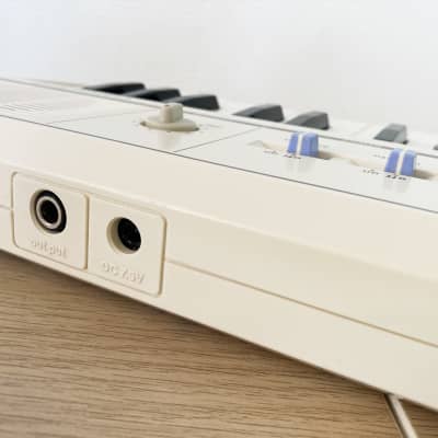 Casio Casiotone MT-11 white | Reverb