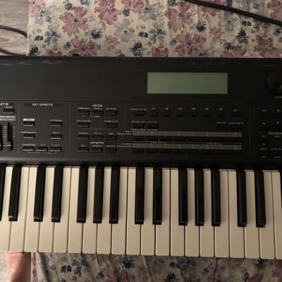 Roland XP-60 61-Key 64-Voice Music Workstation Keyboard 1998 - 2003 - Black